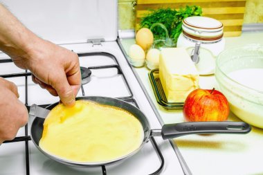 Mutfakta krep pişirme