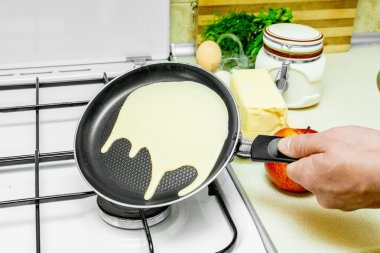 Mutfakta krep pişirme