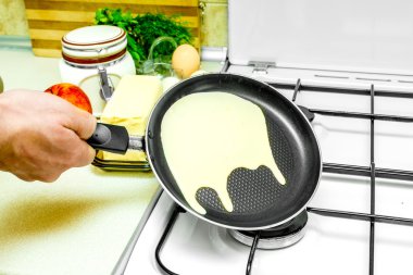 Mutfakta krep pişirme