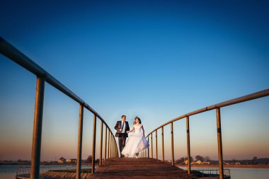 Göle yakın köprü kucaklamaya çalışan güzel gelin