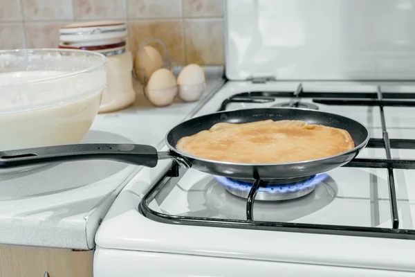 Pfannkuchen kochen — Stockfoto