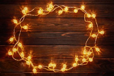 Telif alanı olan ahşap masa arkaplanındaki Noel süslemeleri