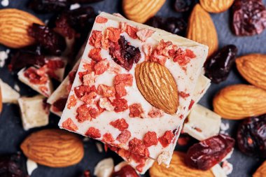 Kurutulmuş meyve ve fındıklı el yapımı çikolata.