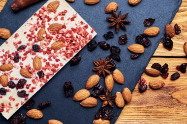 Kurutulmuş meyve ve fındıklı el yapımı çikolata.