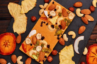 Kurutulmuş meyve ve fındıklı el yapımı çikolata.