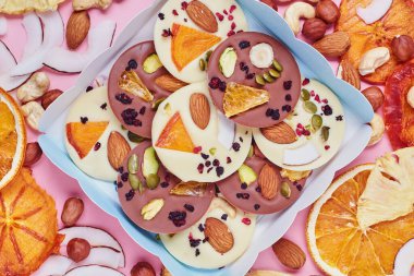 Kurutulmuş meyve ve fındıklı el yapımı çikolata.