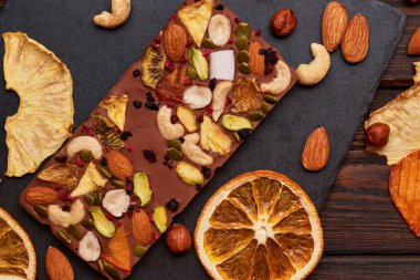 Kurutulmuş meyve ve fındıklı el yapımı çikolata.