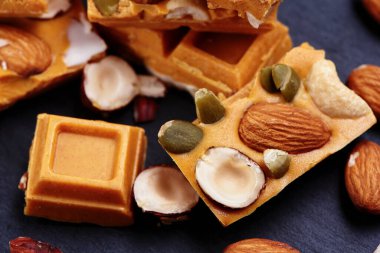 Kurutulmuş meyve ve fındıklı el yapımı çikolata.