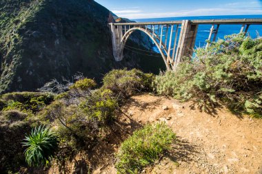 Bixby Creek Köprüsü, Kaliforniya 'nın Big Sur şehrinde güçlendirilmiş betondan bir kemer köprüdür..