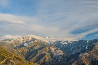 Sequoia ve Kings Canyon Ulusal Parkı, Kaliforniya. Moro Kayası, Dev Orman bölgesinde de bulunan büyük bir granit kubbedir..