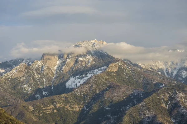 Sequoia ve Kings Canyon Ulusal Parkı, Kaliforniya. Moro Kayası, Dev Orman bölgesinde de bulunan büyük bir granit kubbedir..