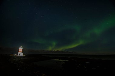 İzlanda adası üzerinde muhteşem bir auroral görüntü.