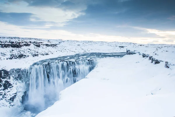 欧洲最强大的瀑布之一 冬季景观 — 图库照片