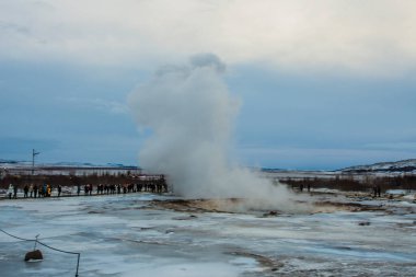 Konungshver gayzer buharı - Strokkur gayzerleri arka planda, İzlanda 'da patlar.