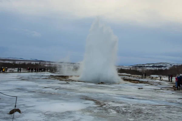 Konungshver Geyser蒸汽 Strokur间歇泉在冰岛的背景下喷发 — 图库照片