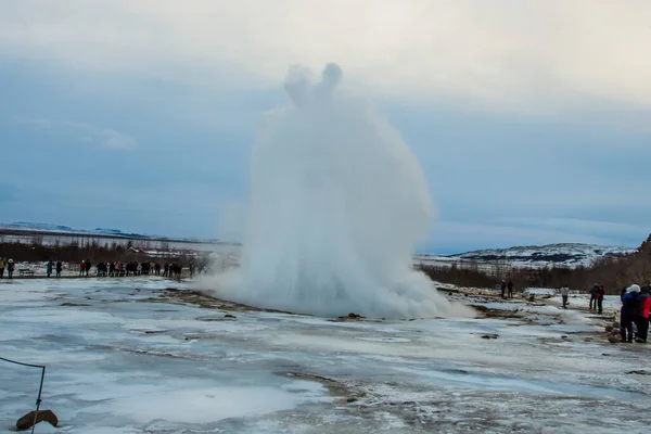 Konungshver gayzer buharı - Strokkur gayzerleri arka planda, İzlanda 'da patlar.