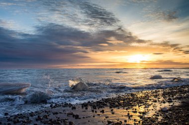 İzlanda 'da Elmas Sahili Gündoğumu.