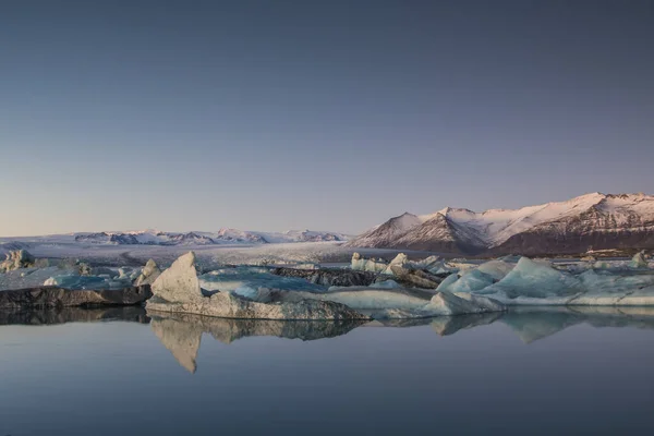Исландия Ледниковая Лагуна Йокульсарлон Айсберги Плавающие Удивительном Открытом Ландшафте — стоковое фото
