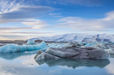 İzlanda, Jokulsarlon Buzul Gölü, buzdağları inanılmaz açık havada yüzüyor.