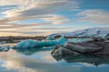 İzlanda, Jokulsarlon Buzul Gölü, buzdağları inanılmaz açık havada yüzüyor.