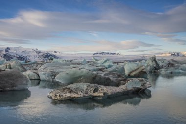 İzlanda, Jokulsarlon Buzul Gölü, buzdağları inanılmaz açık havada yüzüyor.