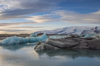 İzlanda, Jokulsarlon Buzul Gölü, buzdağları inanılmaz açık havada yüzüyor.
