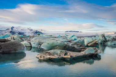 İzlanda, Jokulsarlon Buzul Gölü, buzdağları inanılmaz açık havada yüzüyor.
