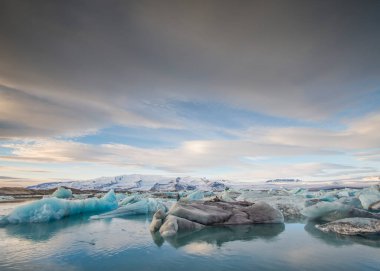 İzlanda, Jokulsarlon Buzul Gölü, buzdağları inanılmaz açık havada yüzüyor.