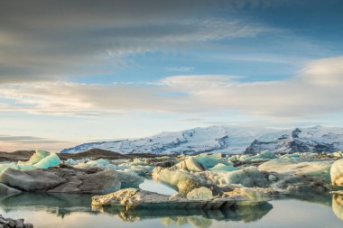 İzlanda, Jokulsarlon Buzul Gölü, buzdağları inanılmaz açık havada yüzüyor.