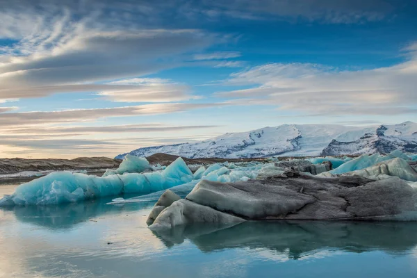İzlanda, Jokulsarlon Buzul Gölü, buzdağları inanılmaz açık havada yüzüyor.