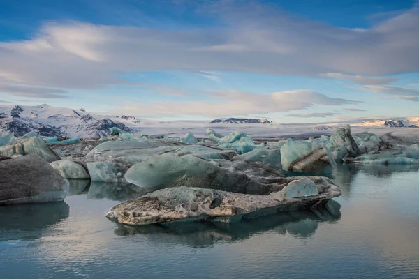 Islanti Jokulsarlon Jäätikkö Lagoon Jäävuoret Kelluva Hämmästyttävä Ulkona Maisema — kuvapankkivalokuva