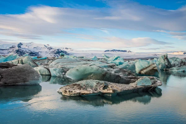 İzlanda, Jokulsarlon Buzul Gölü, buzdağları inanılmaz açık havada yüzüyor.
