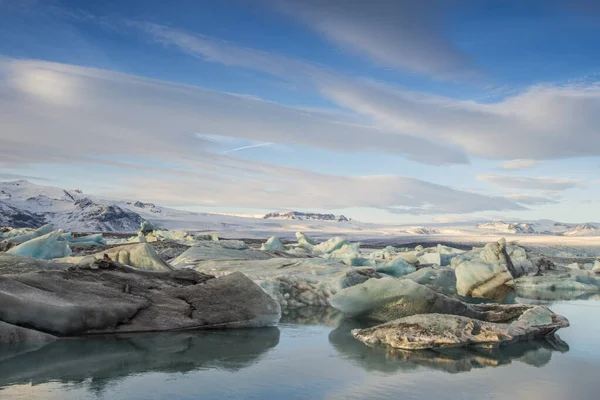 アイスランド ジョクルサロン氷河ラグーン 素晴らしい屋外風景の中に浮かぶ氷山 — ストック写真