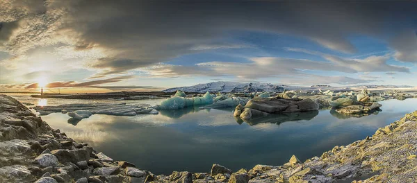 Ijsland Jokulsarlon Gletsjerlagune Ijsbergen Drijvend Verbazingwekkend Buitenlandschap — Stockfoto