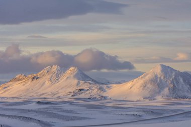 İzlanda dağları kışın borç verir