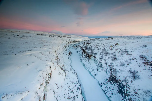 아이슬란드의 산들이 겨울철에 침식당하다 — 스톡 사진