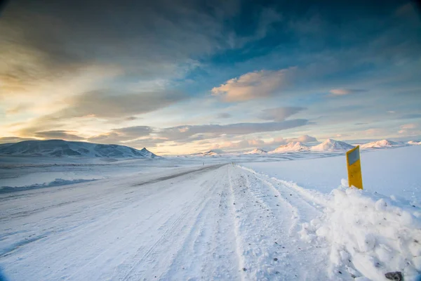 아이슬란드의 산들이 겨울철에 침식당하다 — 스톡 사진