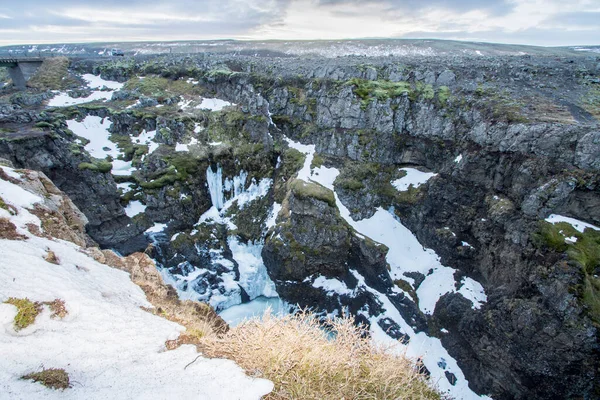 コルグルファー キャニオン地域はアイスランドで最も美しく 最も致命的な場所の1つです これは巨大な力によるもので 滑りやすい岩に非常に近づく能力でもあります — ストック写真