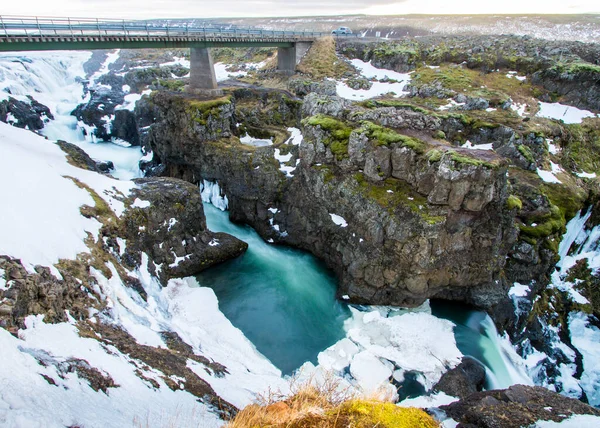 コルグルファー キャニオン地域はアイスランドで最も美しく 最も致命的な場所の1つです これは巨大な力によるもので 滑りやすい岩に非常に近づく能力でもあります — ストック写真