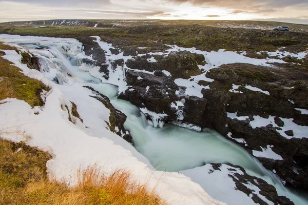 글로우 지역은 아이슬란드에서 아름답고 하나이다 이것은그 미끄러운 바위에 가까이 수있는 — 스톡 사진