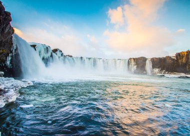 Skjalfandafljot nehri, İzlanda, Avrupa 'daki Godafoss Şelalesi.