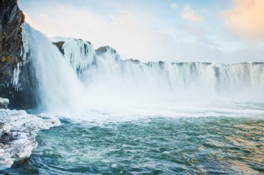 Skjalfandafljot nehri, İzlanda, Avrupa 'daki Godafoss Şelalesi.