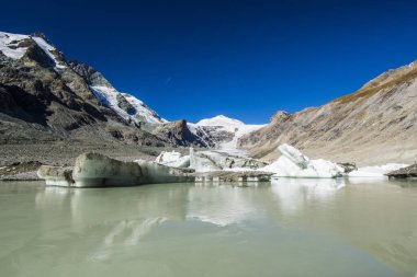 Avusturya 'daki Grossglockner Yüksek Alp Yolu, Kaiser Franz Josef buzuluna yakın..