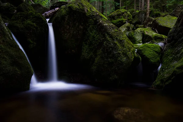 Vodopády v Jizerských horách pokryté UNESCO: Starobylé a prastaré bukové lesy Karpat a dalších regionů Evropy — Stock fotografie