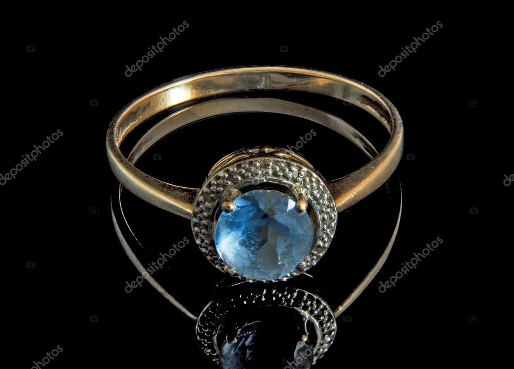 Der goldene Ring mit einem Stein auf schwarzem Hintergrund. — Stockfoto