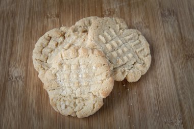 Fıstık ezmesi kurabiye kesme tahtası üzerinde