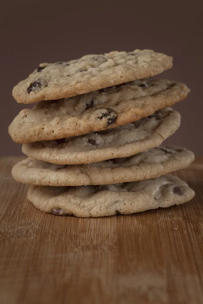 Oatmeal raisin cookies on cutting board — Stock Photo, Image