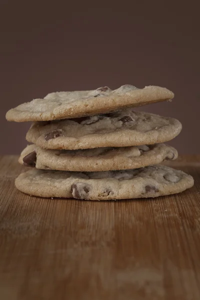 Stack of chocolate chip cookies on cutting board — Stock Photo, Image