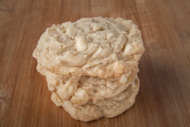 Macadamia nut kurabiye kesme tahtası üzerinde yığını