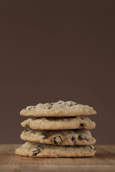 Oatmeal raisin cookies on cutting board — Stock Photo, Image